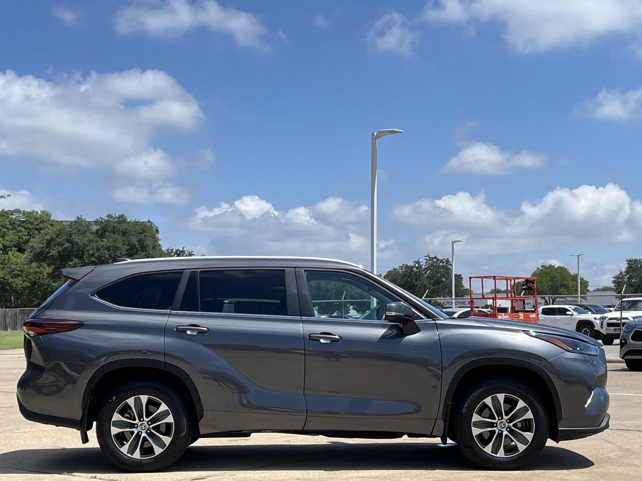 Used 2025 Toyota Highlander XLE AWD/4WD image 3
