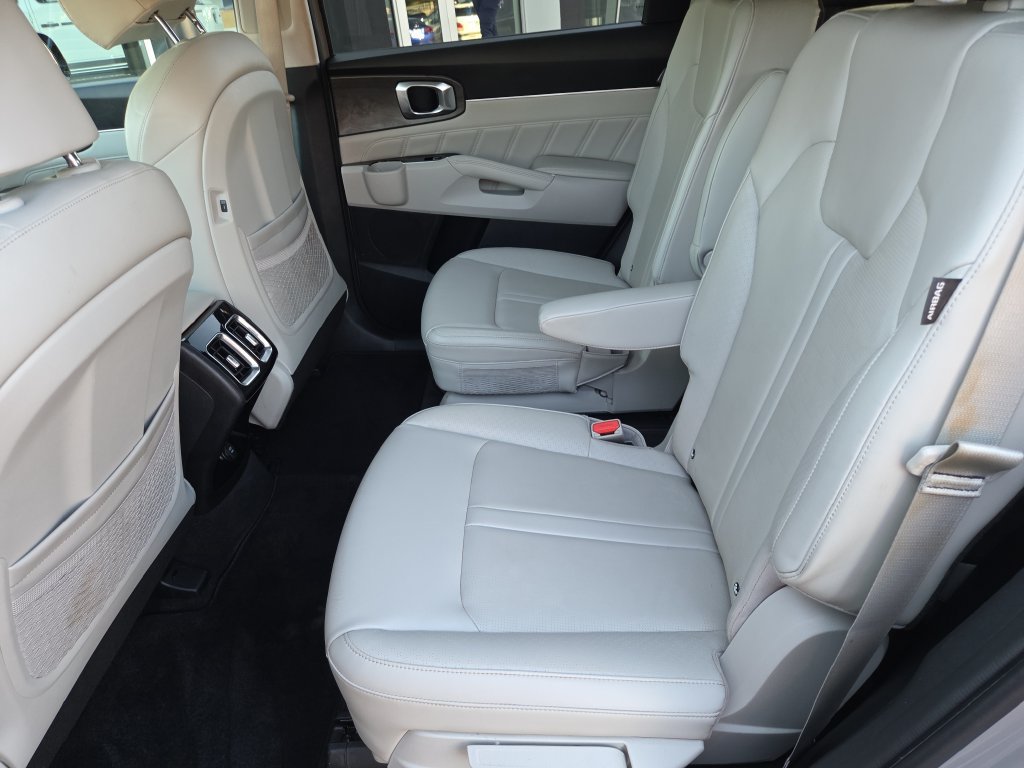 Used 2025 Kia Sorento SX AWD/4WD image 12