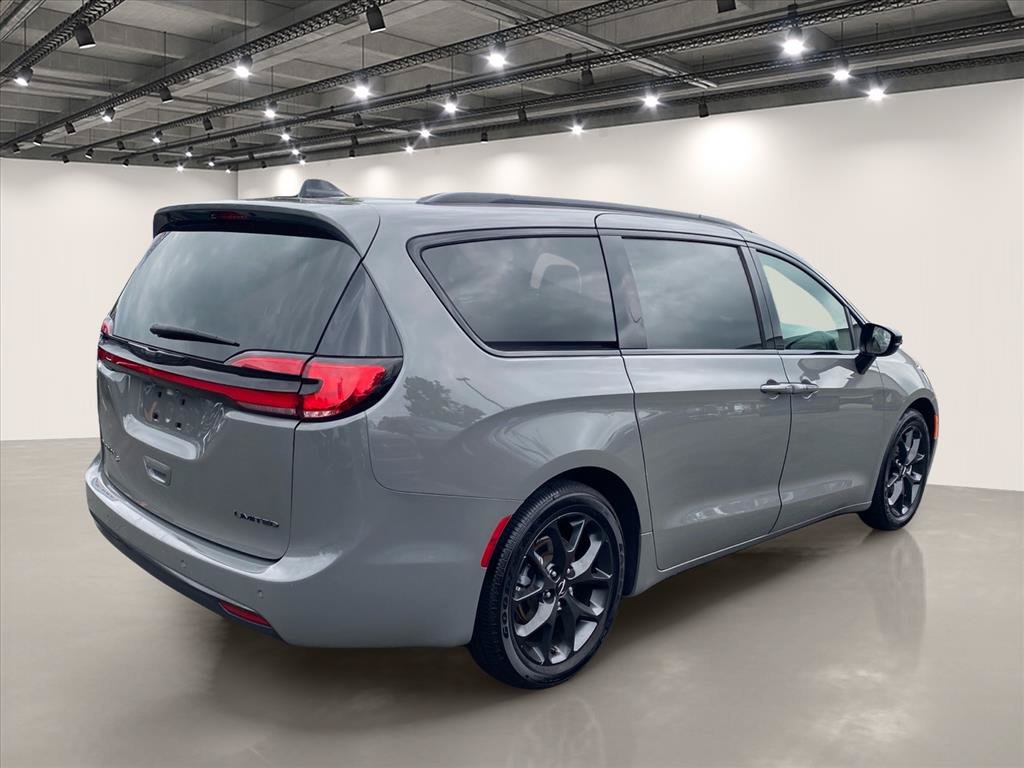 Used 2025 Chrysler Pacifica Limited FWD image 7