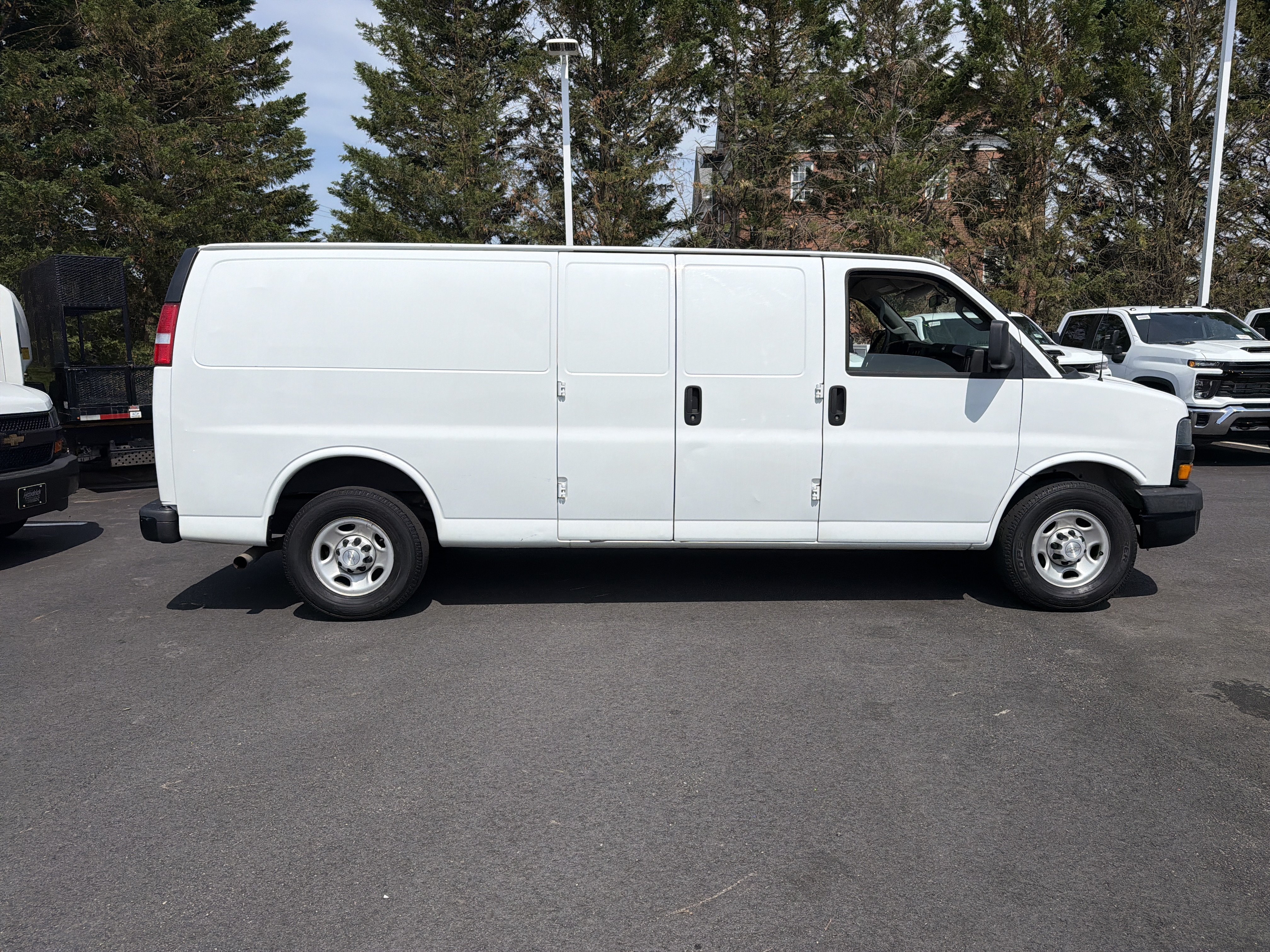 Used 2018 Chevrolet Express 2500 Extended RWD image 11