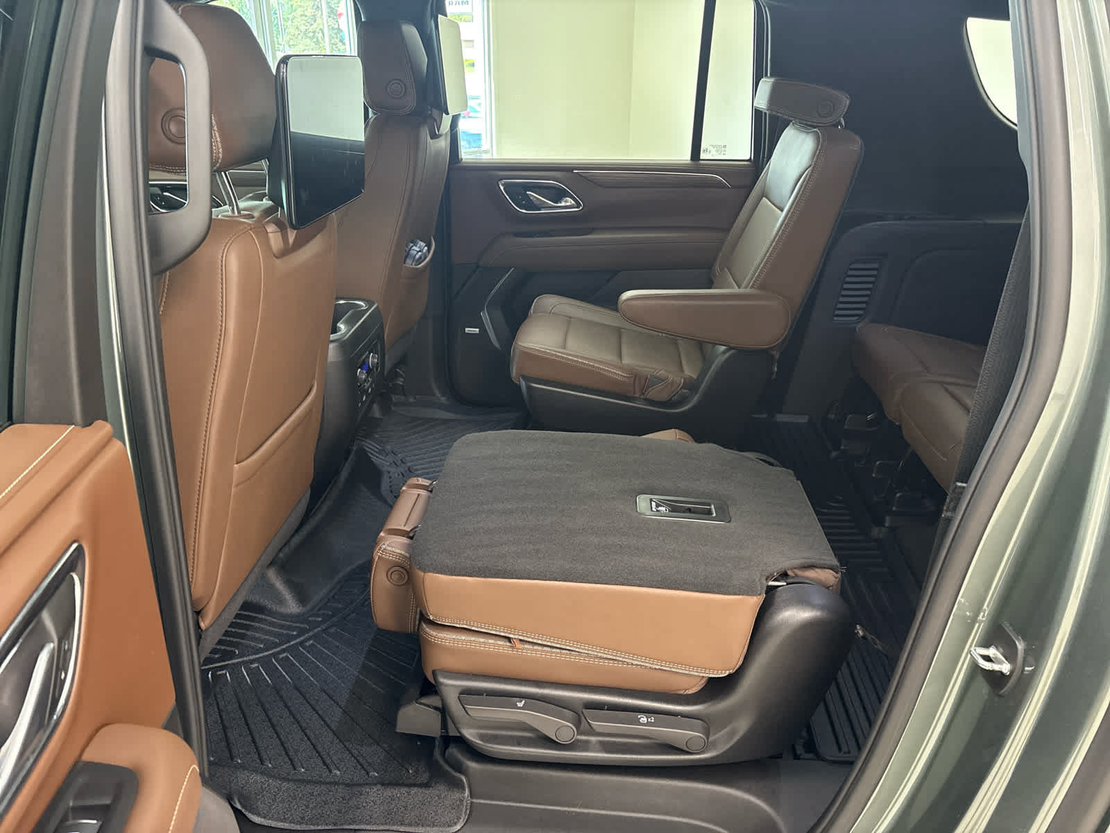 Used 2024 Chevrolet Suburban High Country AWD/4WD image 23