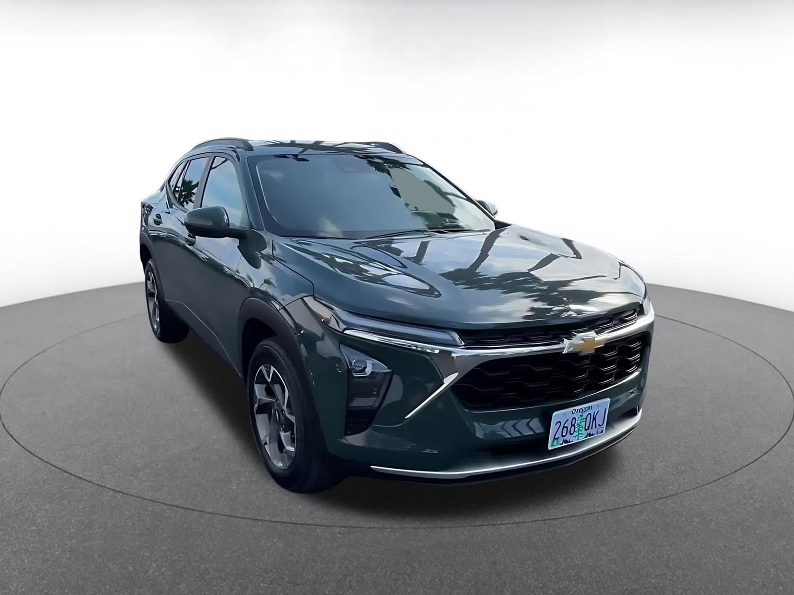 Used 2025 Chevrolet Trax LT FWD image 3