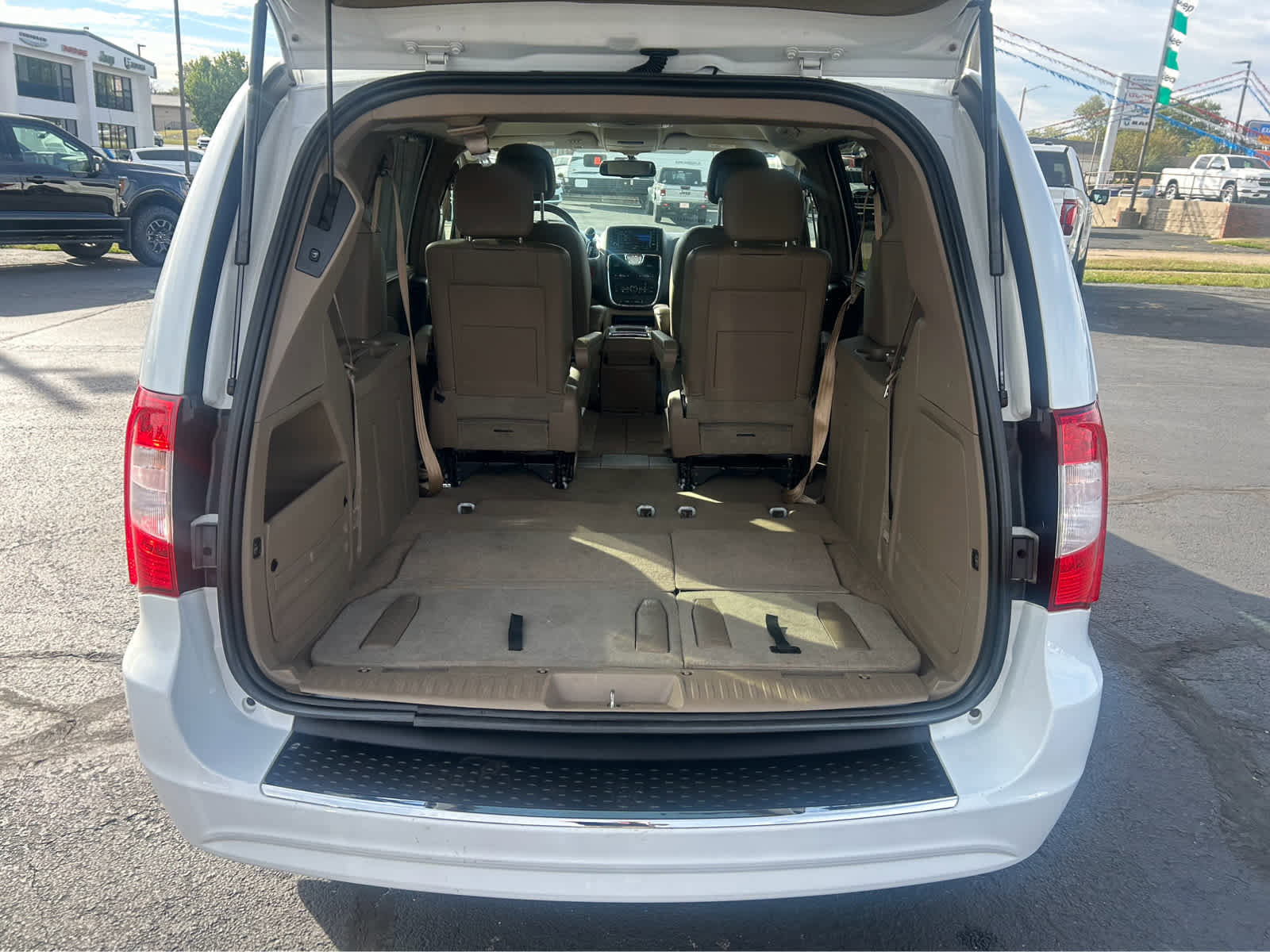 Used 2015 Chrysler Town & Country Touring w/ Driver Convenience Group image 7