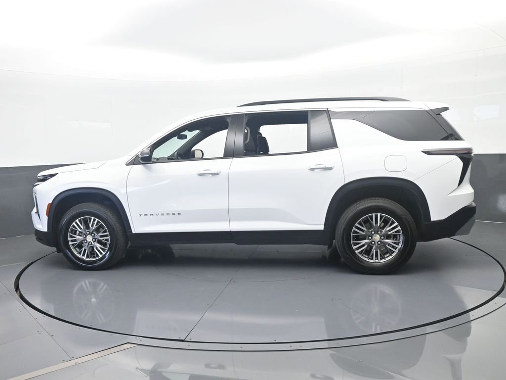 Used 2025 Chevrolet Traverse LT FWD image 3