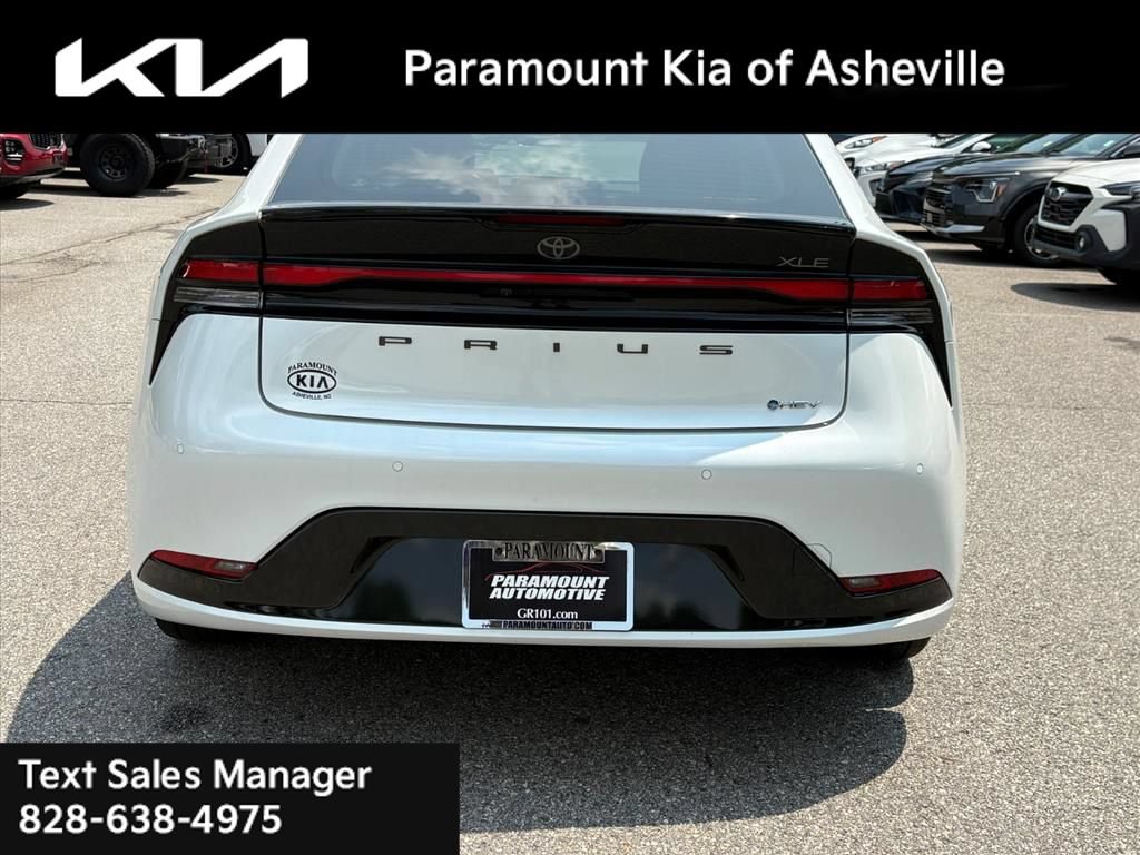 Used 2024 Toyota Prius XLE FWD image 5