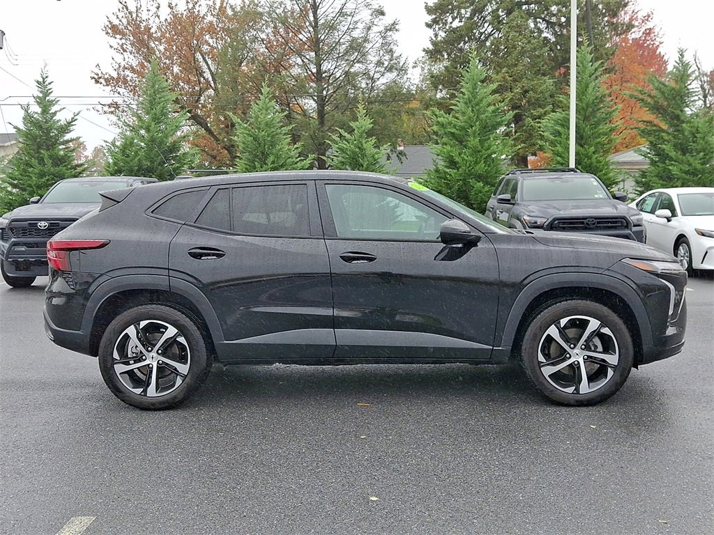 Used 2024 Chevrolet Trax RS w/ Sunroof Package image 4