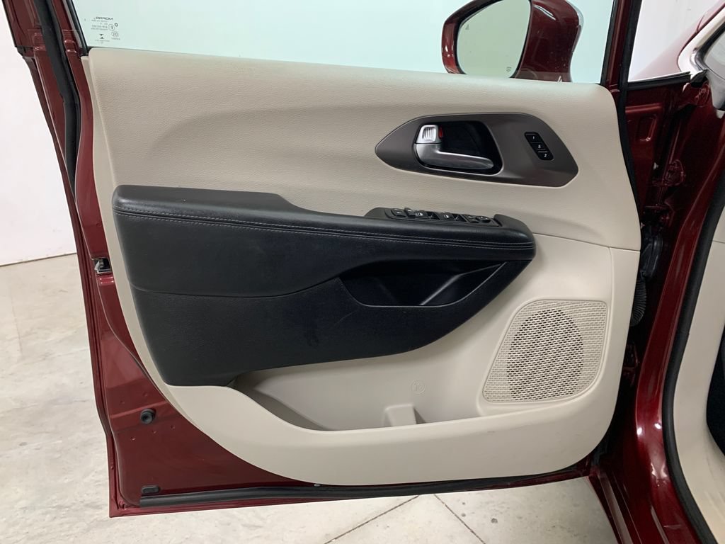 Used 2019 Chrysler Pacifica Limited FWD image 6