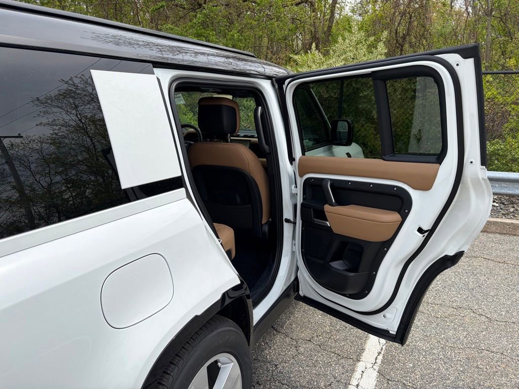 New 2026 Land Rover Defender 130 X-Dynamic SE AWD/4WD image 16