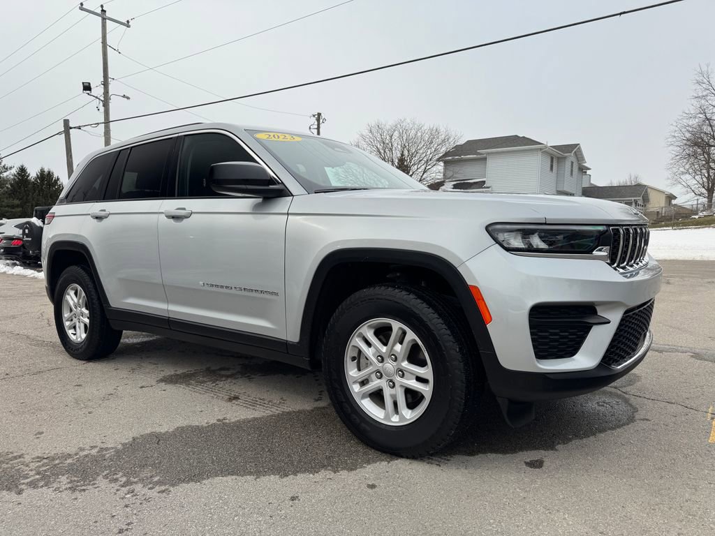 Used 2023 Jeep Grand Cherokee Laredo AWD/4WD image 3