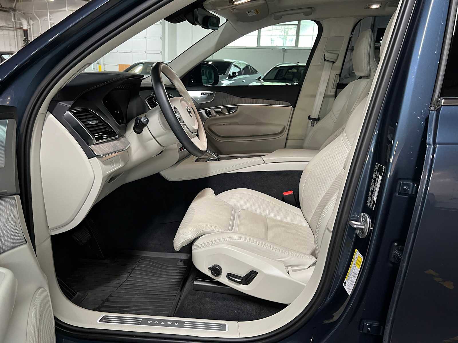 Used 2024 Volvo XC90 B6 Ultimate w/ Lounge Package image 23