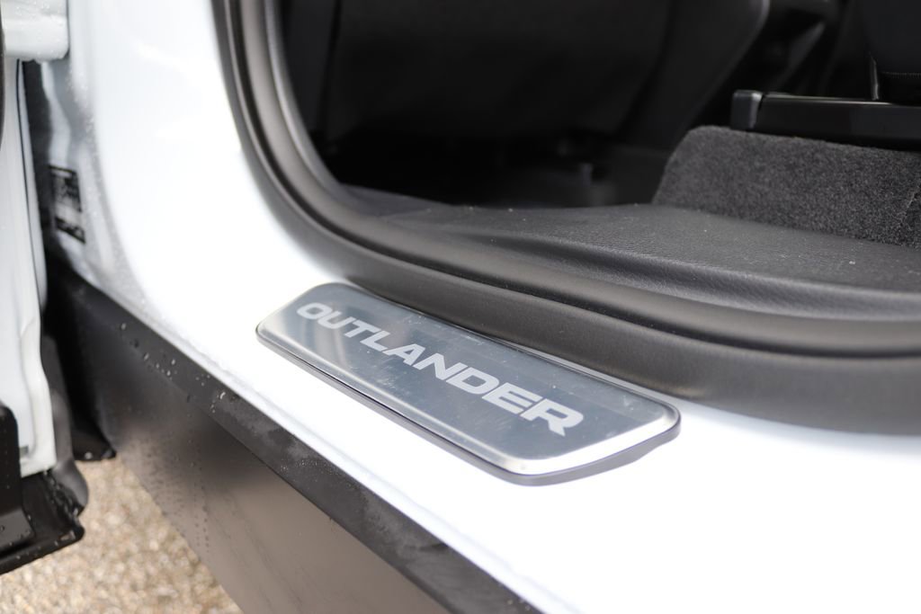 New 2026 Mitsubishi Outlander SE image 17