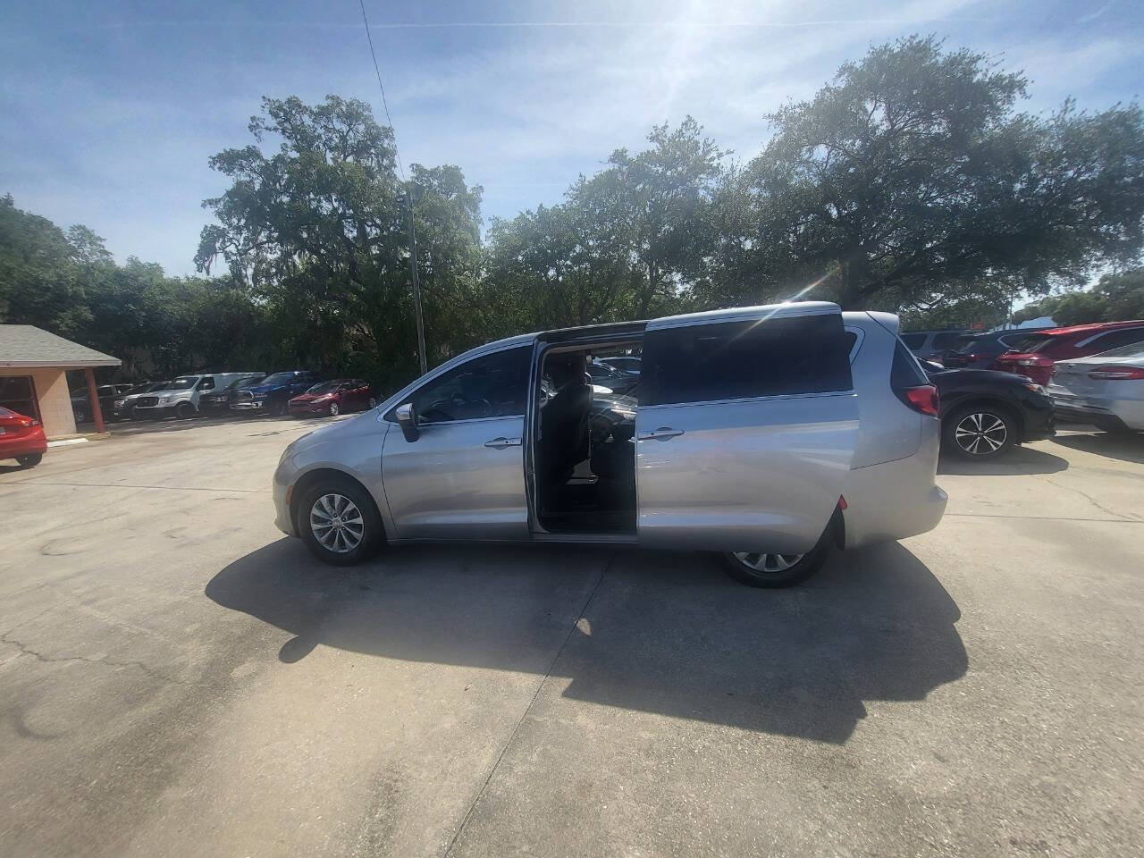 Used 2017 Chrysler Pacifica Touring w/ Tire & Wheel Group FWD image 52