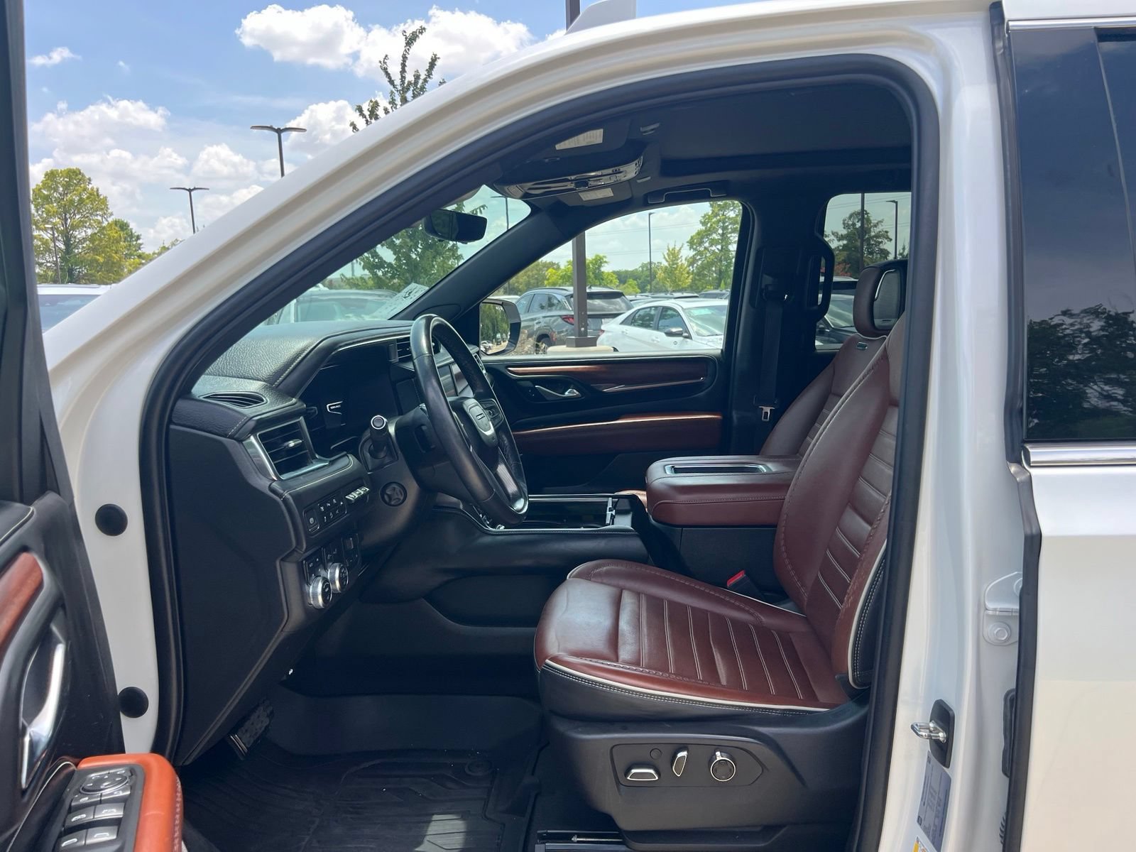Used 2023 GMC Yukon Denali Ultimate AWD/4WD image 27