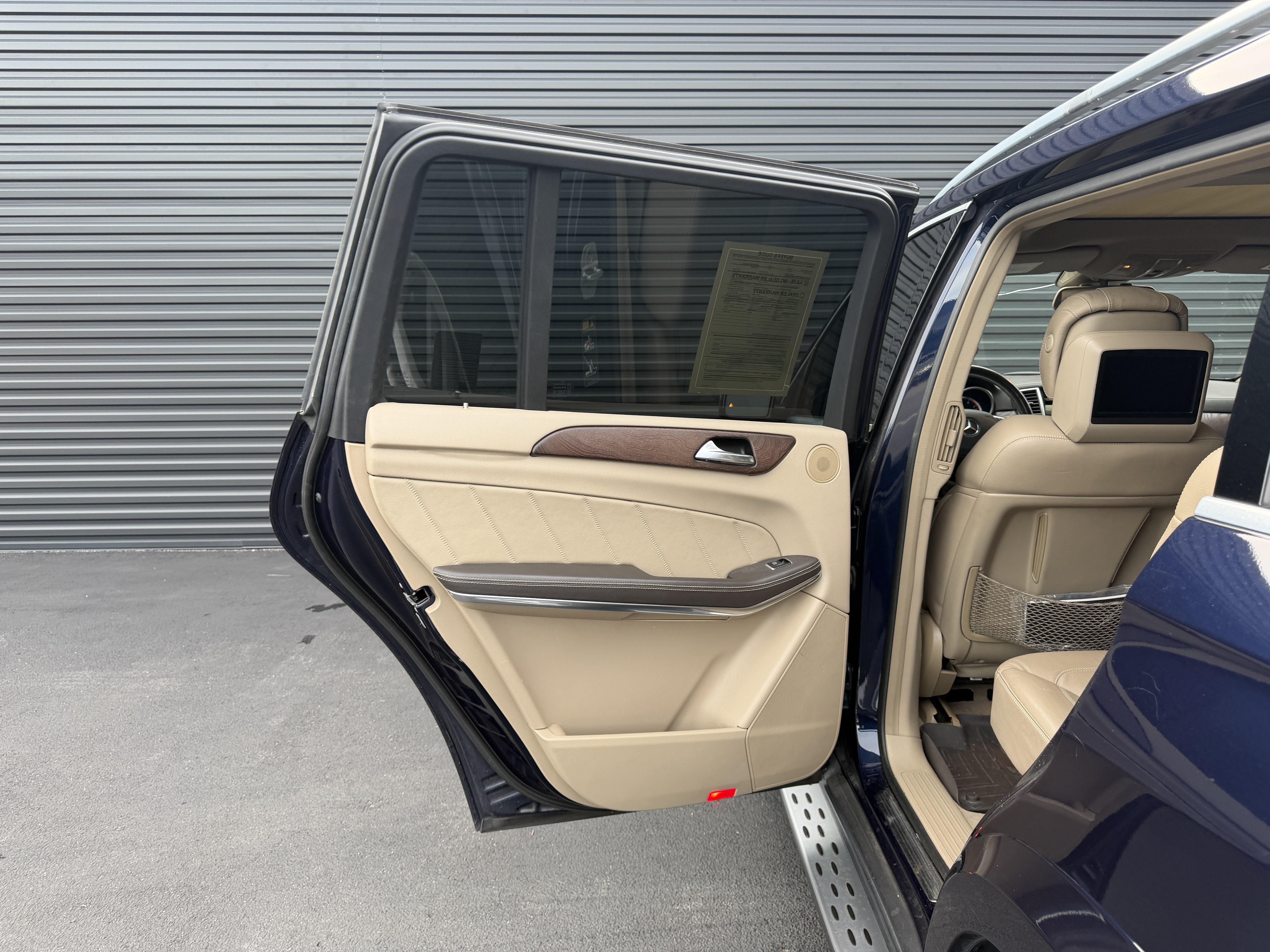 Used 2015 Mercedes-Benz GL 550 4MATIC image 23