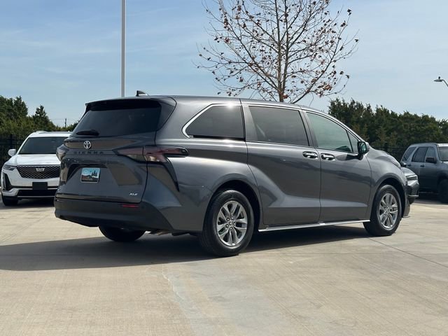 Used 2025 Toyota Sienna XLE image 5