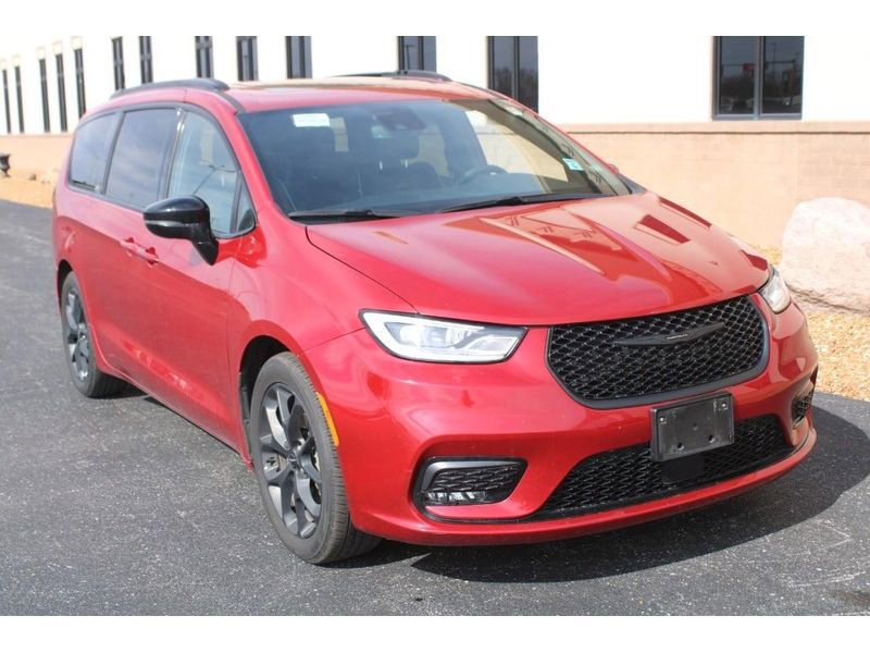 Used 2025 Chrysler Pacifica Limited image 2