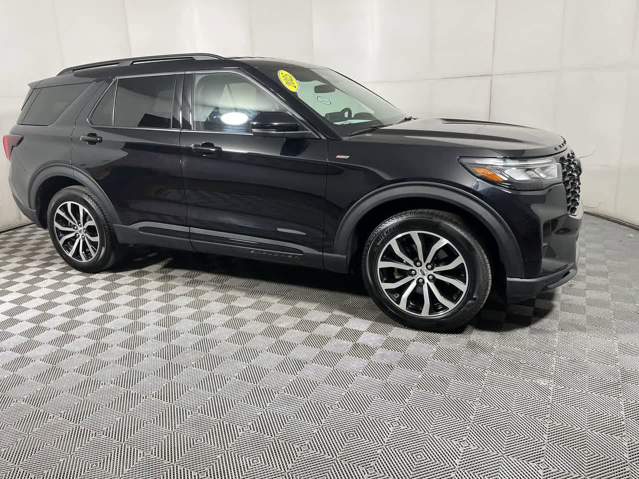Used 2025 Ford Explorer ST-Line image 9