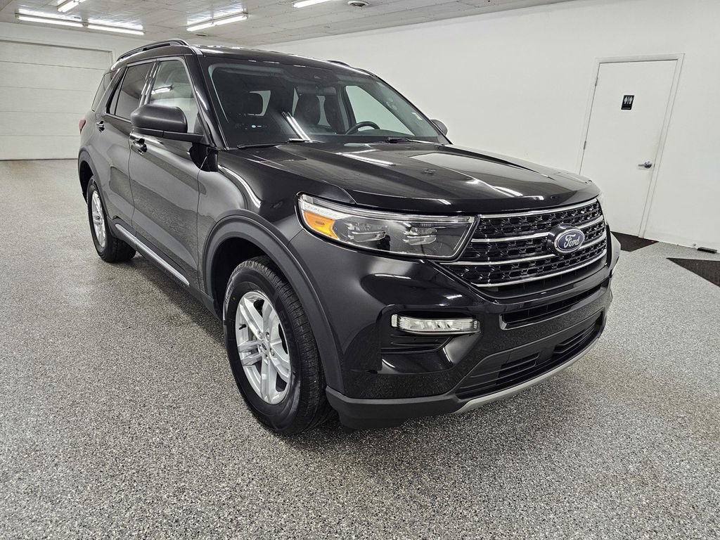 Used 2022 Ford Explorer XLT w/ Equipment Group 202A AWD/4WD image 3