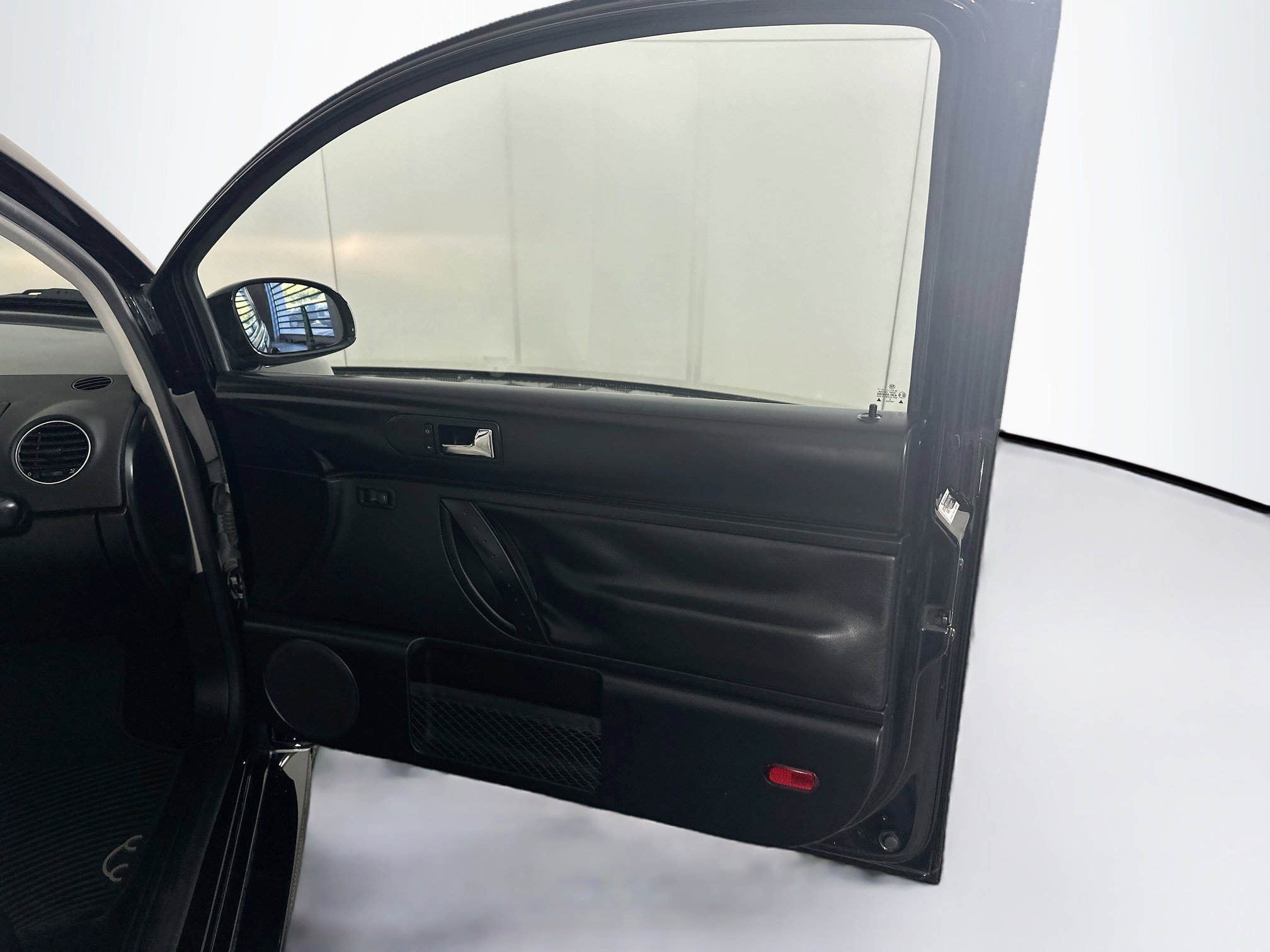 Used 2010 Volkswagen Beetle Coupe FWD image 27