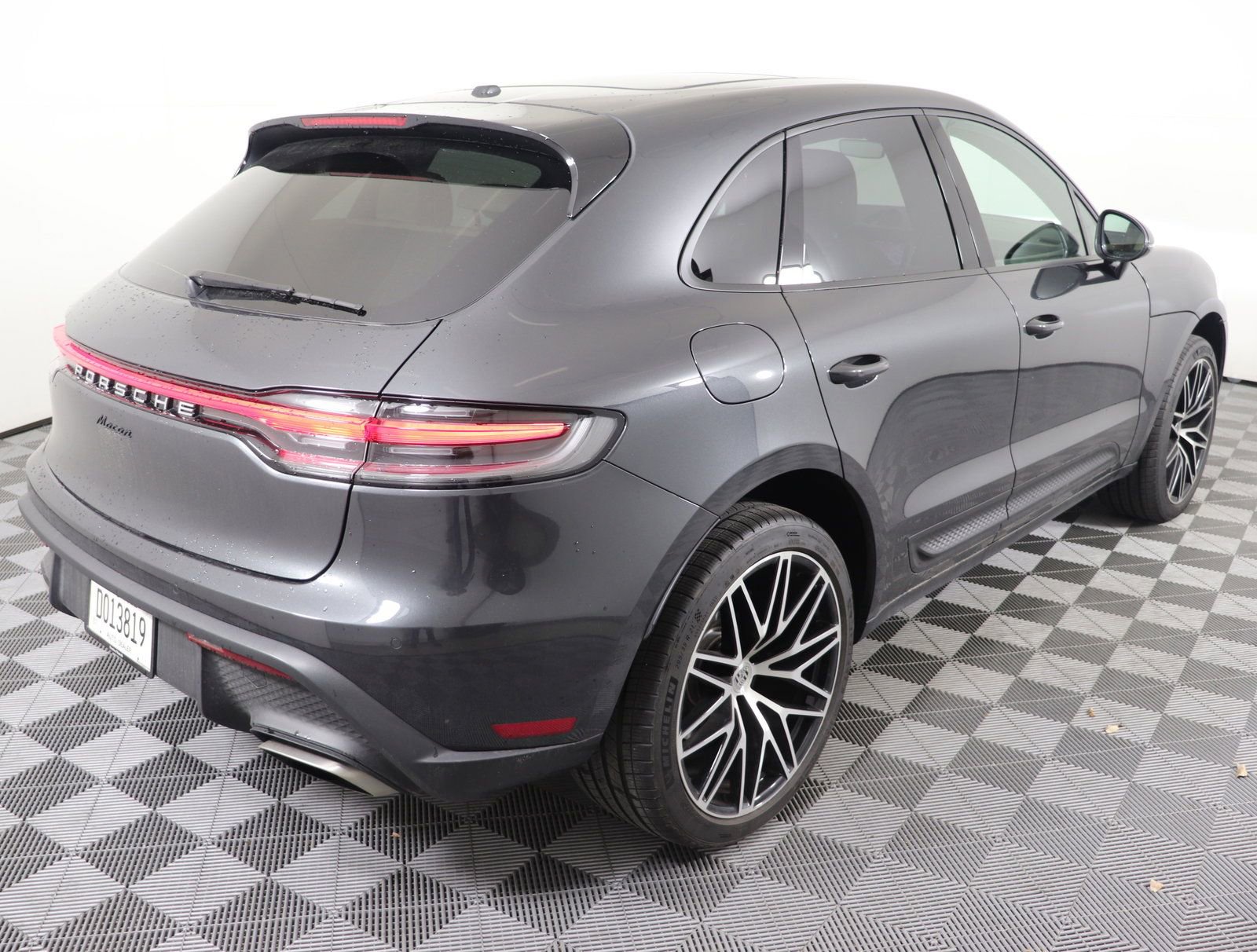 Used 2025 Porsche Macan image 25