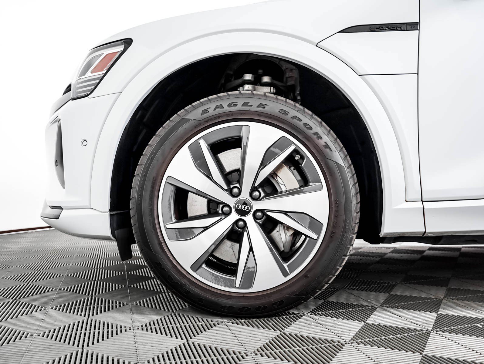 Used 2024 Audi Q8 e-tron Premium Plus w/ Premium Plus Package AWD/4WD image 4