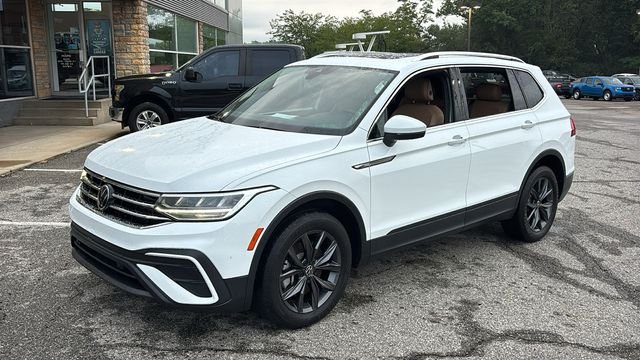 Used 2022 Volkswagen Tiguan SE w/ Panoramic Sunroof Package AWD/4WD image 2