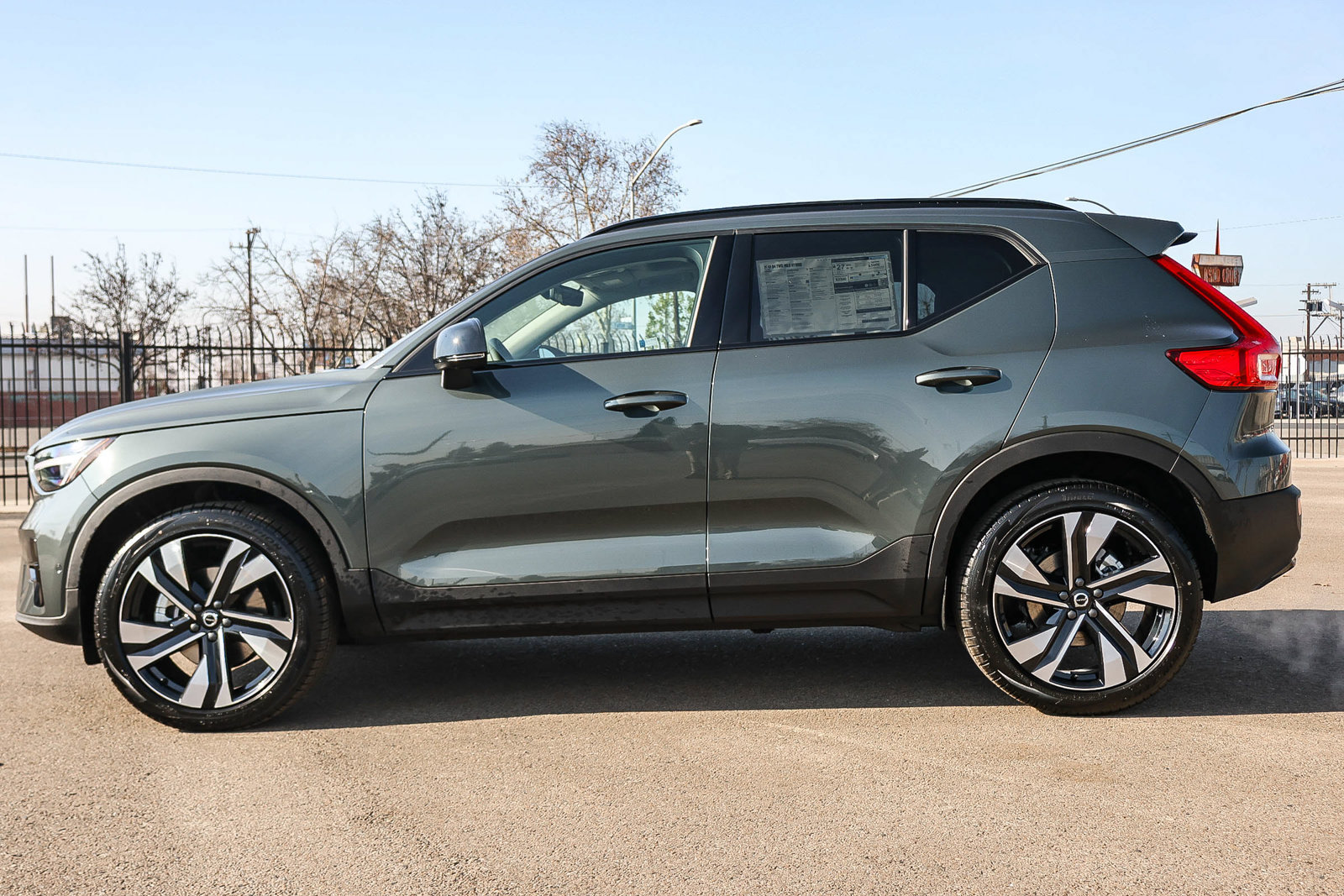 Used 2026 Volvo XC40 B4 Plus w/ Climate Package FWD image 8