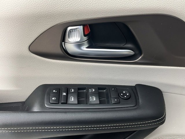 Used 2020 Chrysler Voyager L image 20