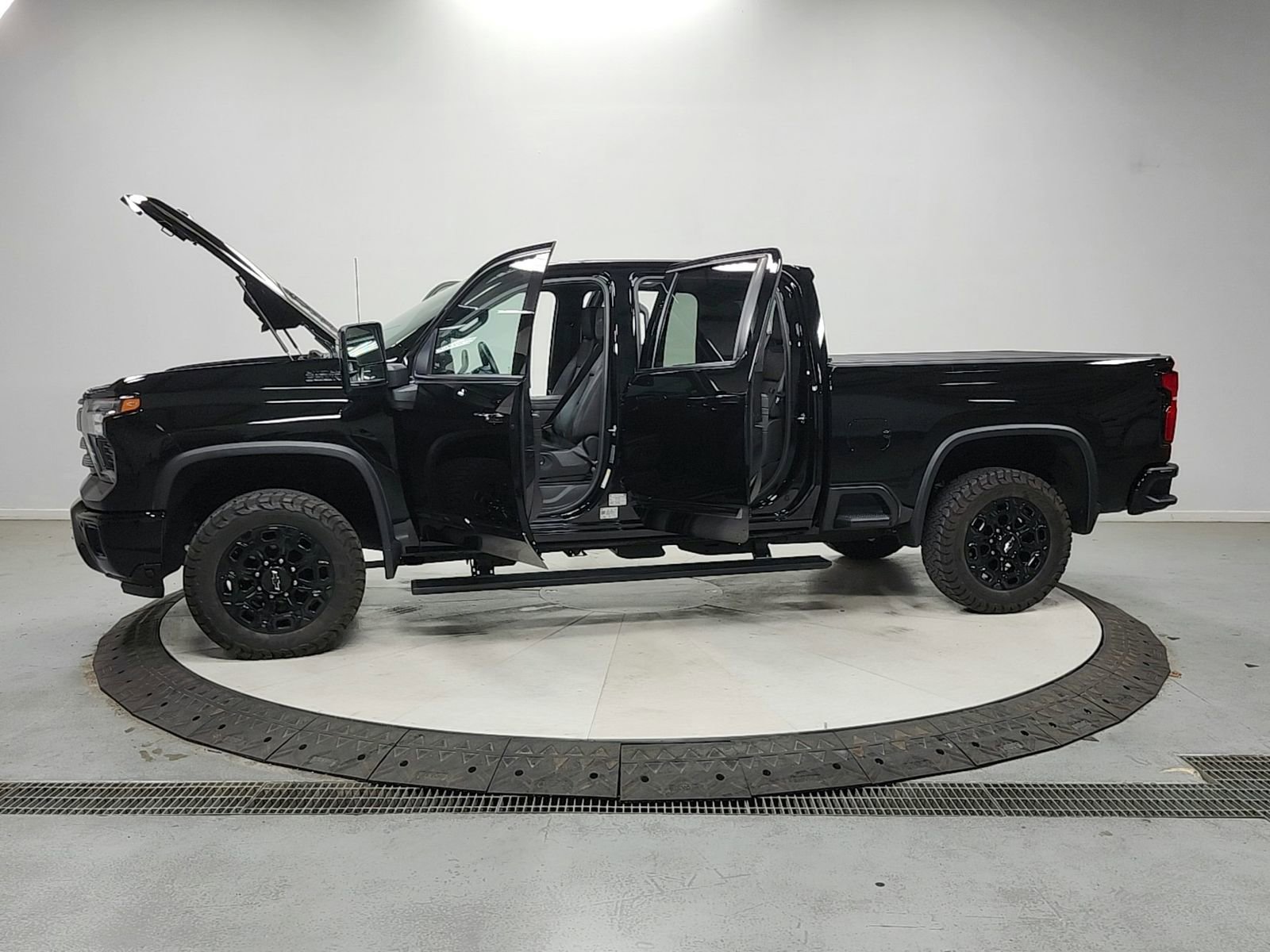 Used 2024 Chevrolet Silverado 2500 High Country w/ High Country Premium Package AWD/4WD image 12