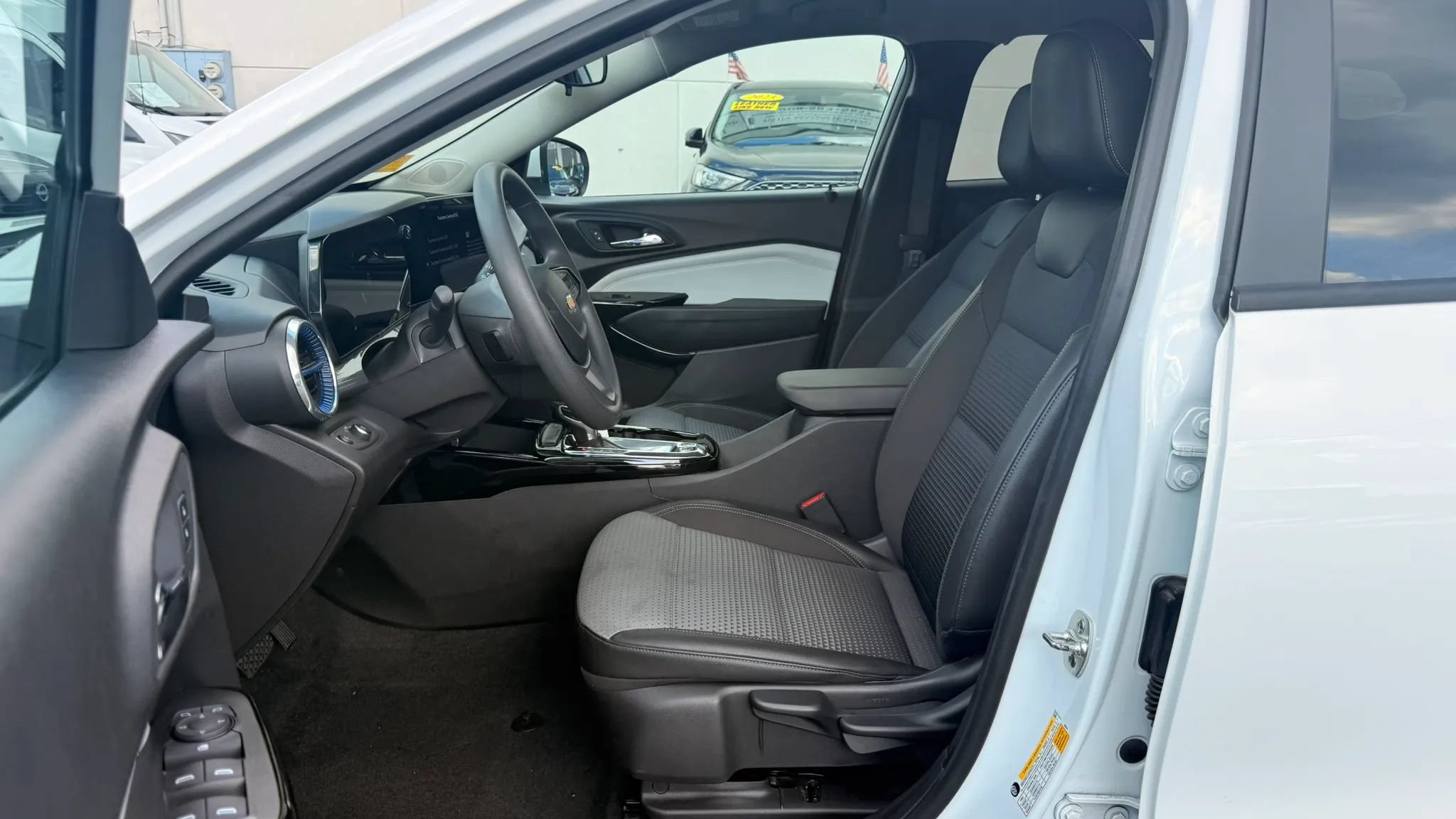Used 2025 Chevrolet Trax LT FWD image 12