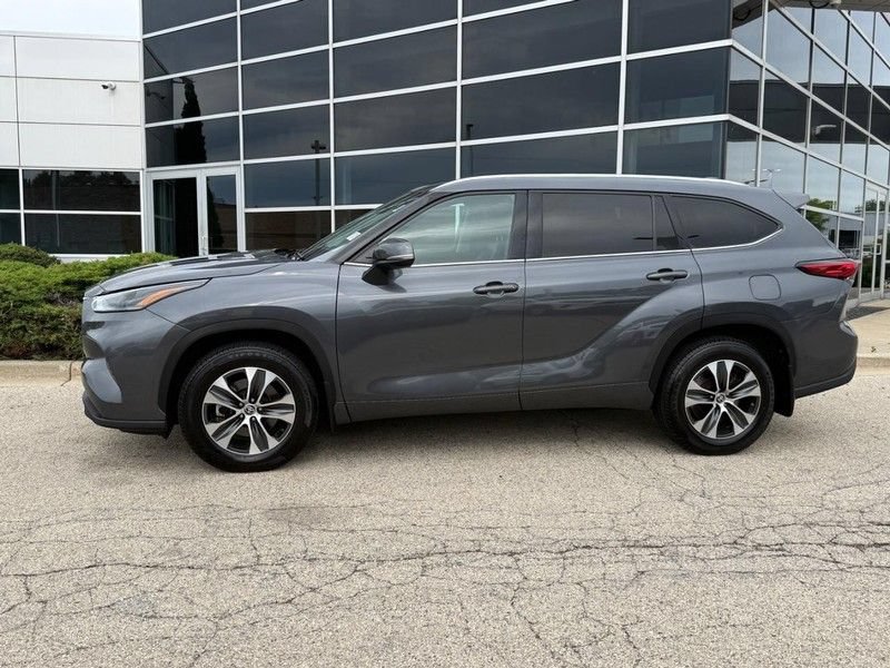 Used 2021 Toyota Highlander XLE AWD/4WD image 6