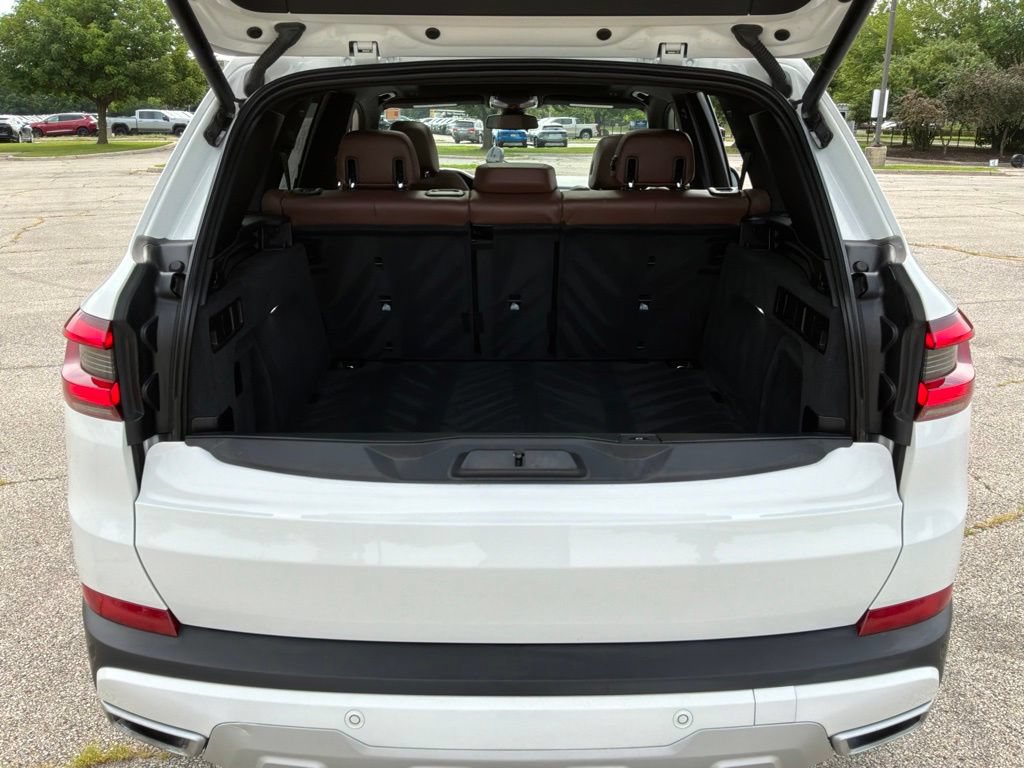 Used 2021 BMW X5 xDrive40i w/ Parking Assistance Package AWD/4WD image 37