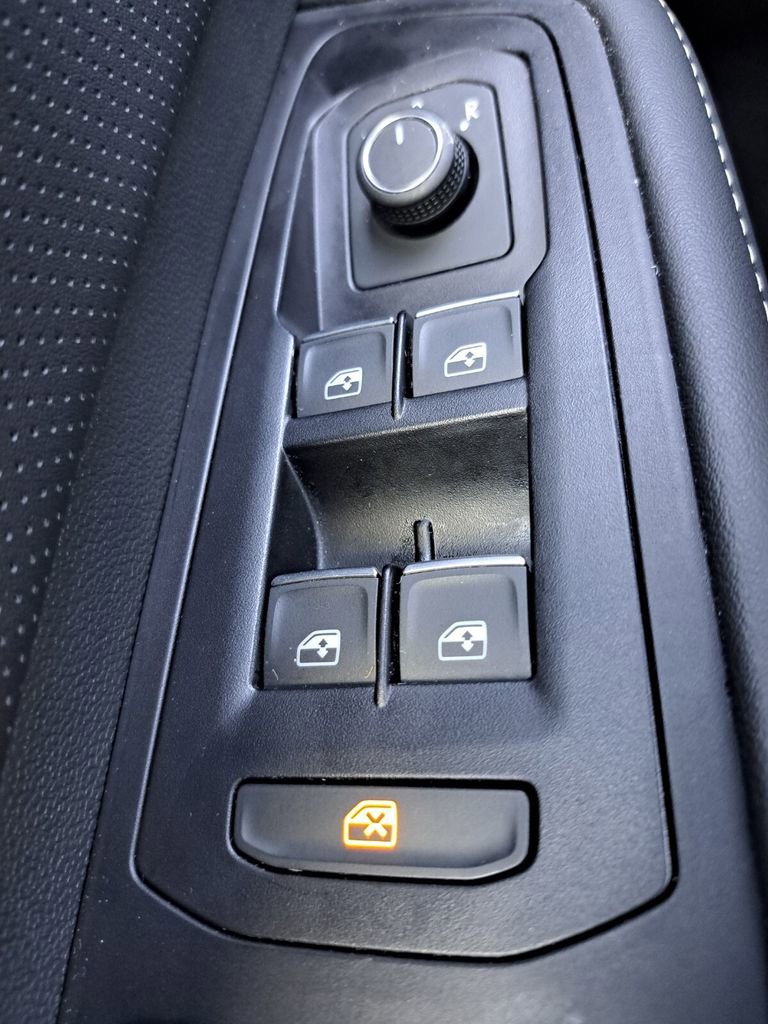 Used 2025 Volkswagen Atlas Cross Sport SE image 16