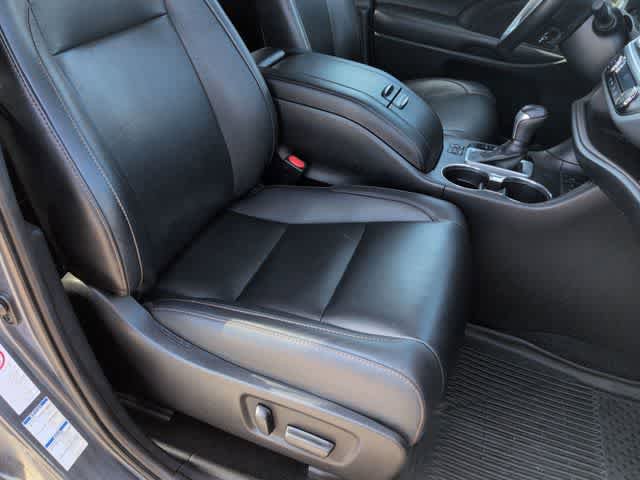 Used 2019 Toyota Highlander XLE image 22