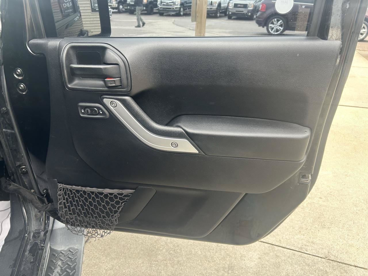 Used 2016 Jeep Wrangler Unlimited Sahara w/ Connectivity Group AWD/4WD image 16