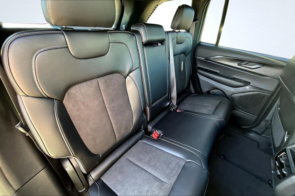 New 2025 Jeep Grand Cherokee Altitude image 9