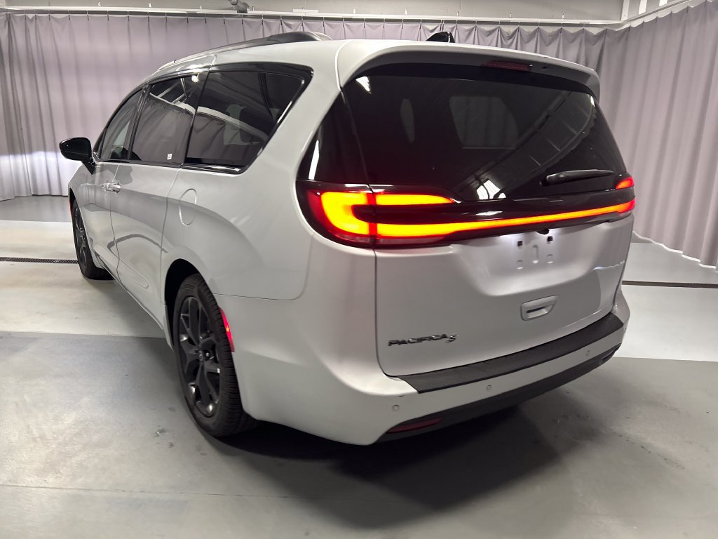 Used 2026 Chrysler Pacifica Select w/ S Appearance Package FWD image 5