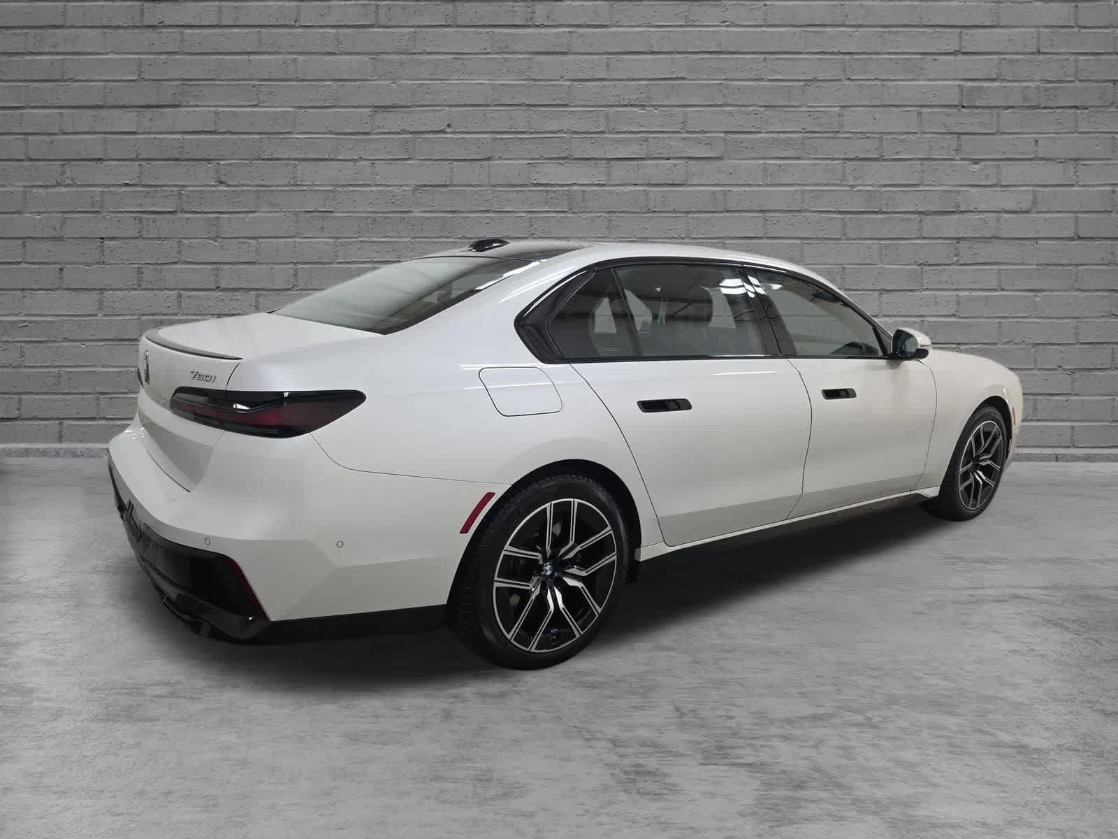 Used 2024 BMW 760i xDrive w/ Executive Package AWD/4WD image 4