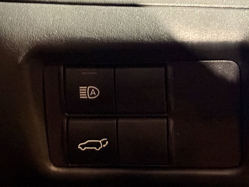 Used 2022 Toyota Highlander LE image 3