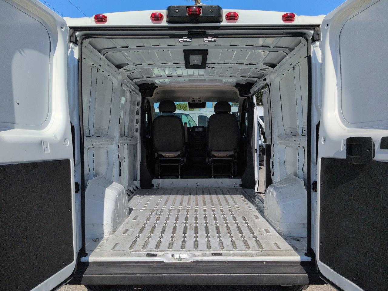 Used 2025 RAM ProMaster 2500 w/ Convenience Group FWD image 13