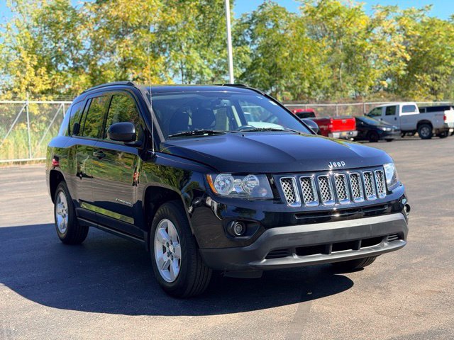 Used 2017 Jeep Compass Latitude FWD image 3