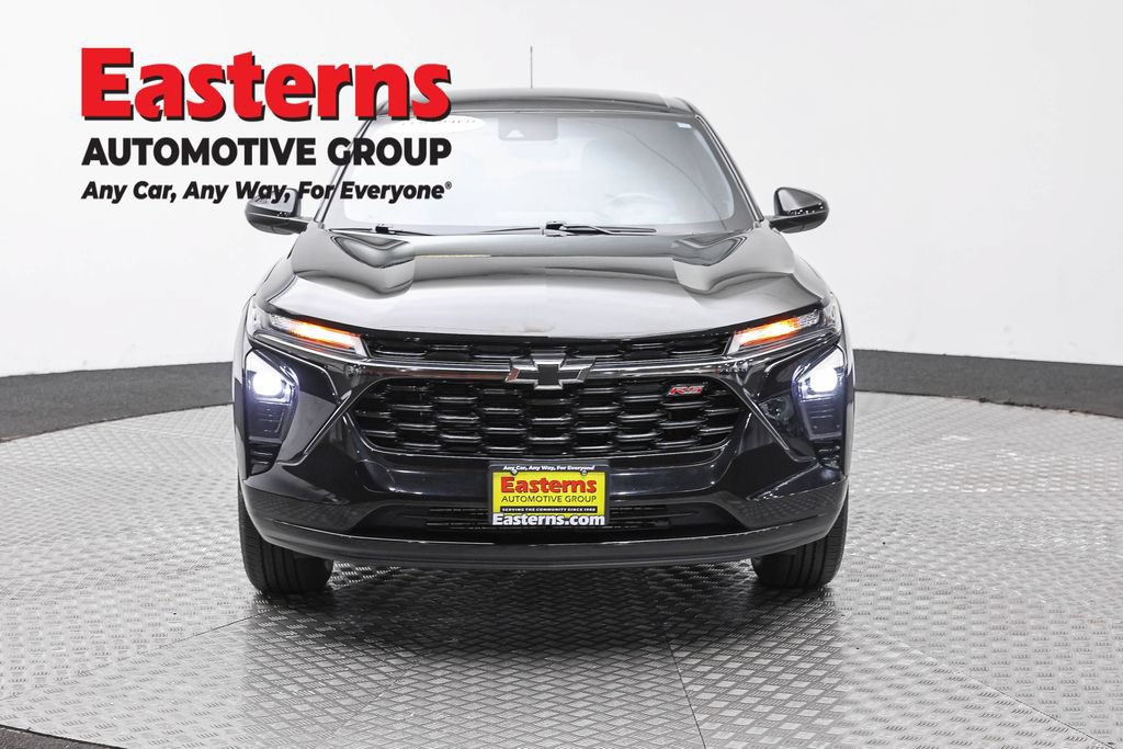Used 2024 Chevrolet Trax RS FWD image 2