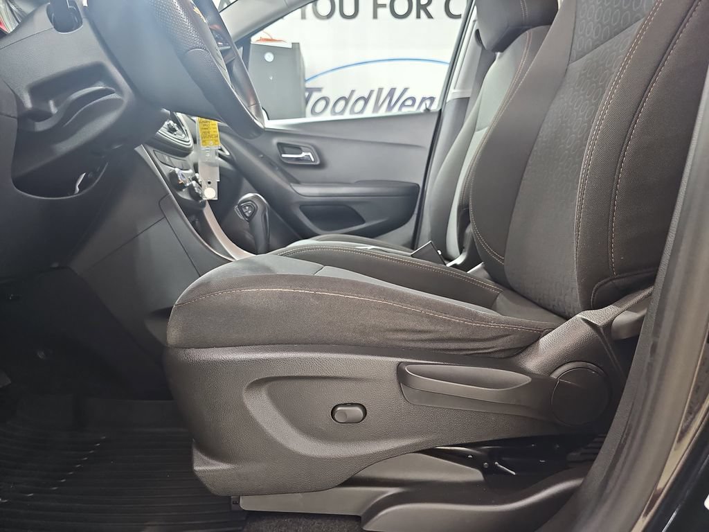 Used 2020 Chevrolet Trax LS w/ Tint and Cruise Package AWD/4WD image 33