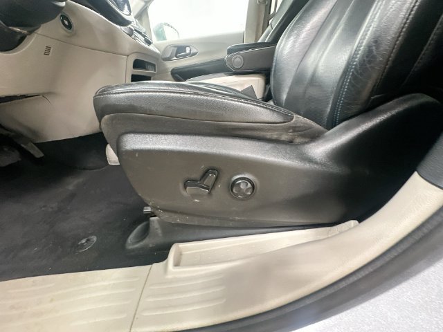 Used 2021 Chrysler Pacifica Touring-L FWD image 22