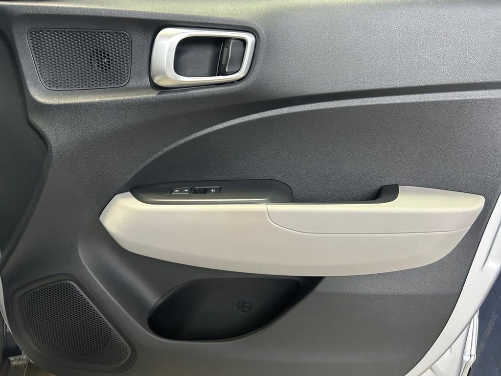 Used 2025 Hyundai Venue SEL image 25