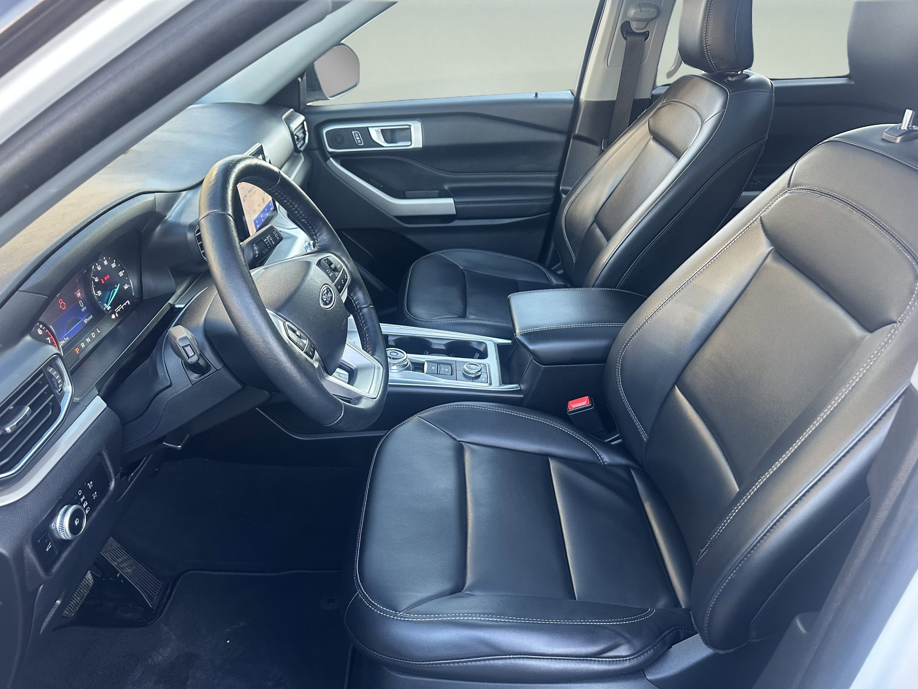 Used 2022 Ford Explorer XLT w/ Equipment Group 202A image 9