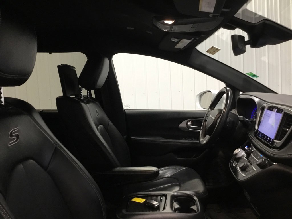 Used 2021 Chrysler Pacifica Touring-L w/ Uconnect Theater Family Group AWD/4WD image 24