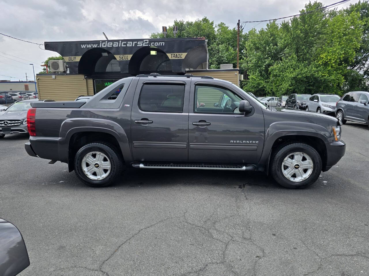 Used 2011 Chevrolet Avalanche LT w/ Luxury Package AWD/4WD image 2