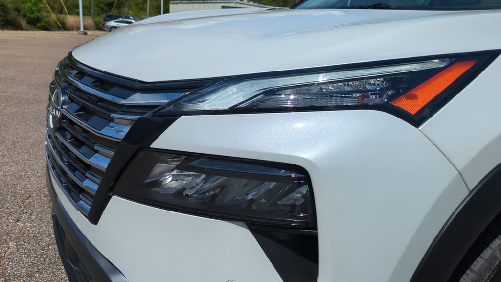 Used 2025 Nissan Rogue SL w/ Tech Package image 9