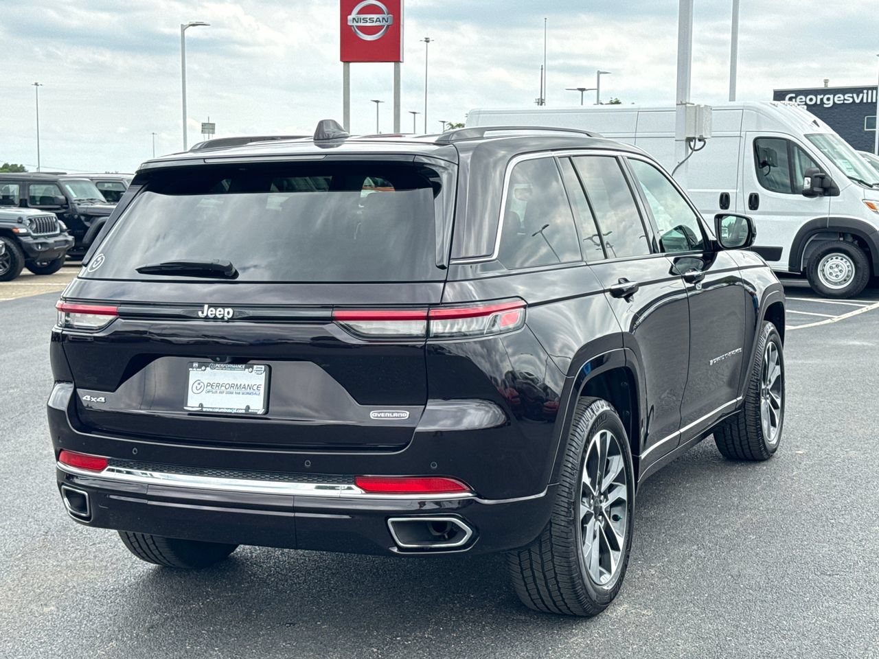 Used 2023 Jeep Grand Cherokee Overland AWD/4WD image 3